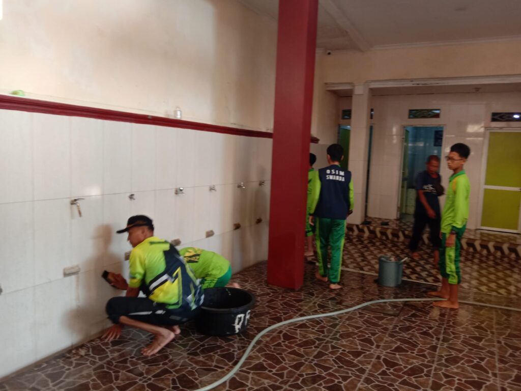 OSIM MTs.N 2 Pontianak Gelar Kerja Bakti di Masjid Darul Falah whatsapp image 2026 02 08 at 07.50.47 (1)