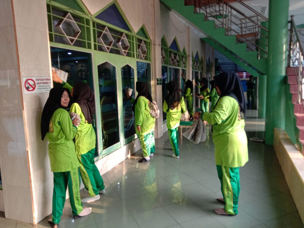 OSIM MTs.N 2 Pontianak Gelar Kerja Bakti di Masjid Darul Falah whatsapp image 2026 02 08 at 07.50.52