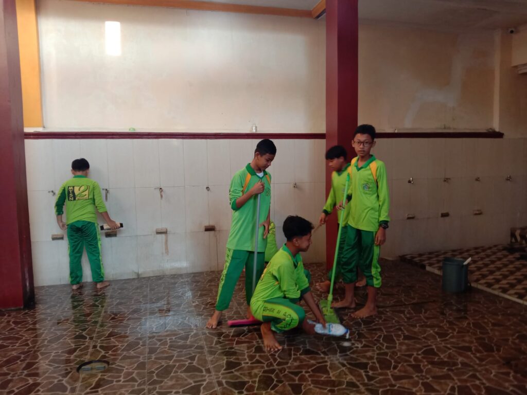 OSIM MTs.N 2 Pontianak Gelar Kerja Bakti di Masjid Darul Falah whatsapp image 2026 02 08 at 07.50.55