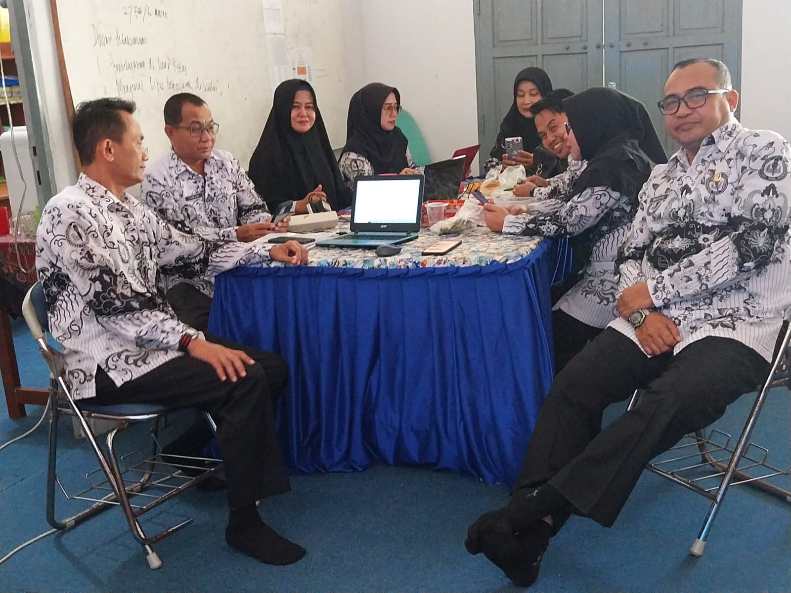 Guru MTs.N 2 Pontianak Ikuti Sosialisasi dan Bimtek Penyusunan Instrumen Asesmen Madrasah