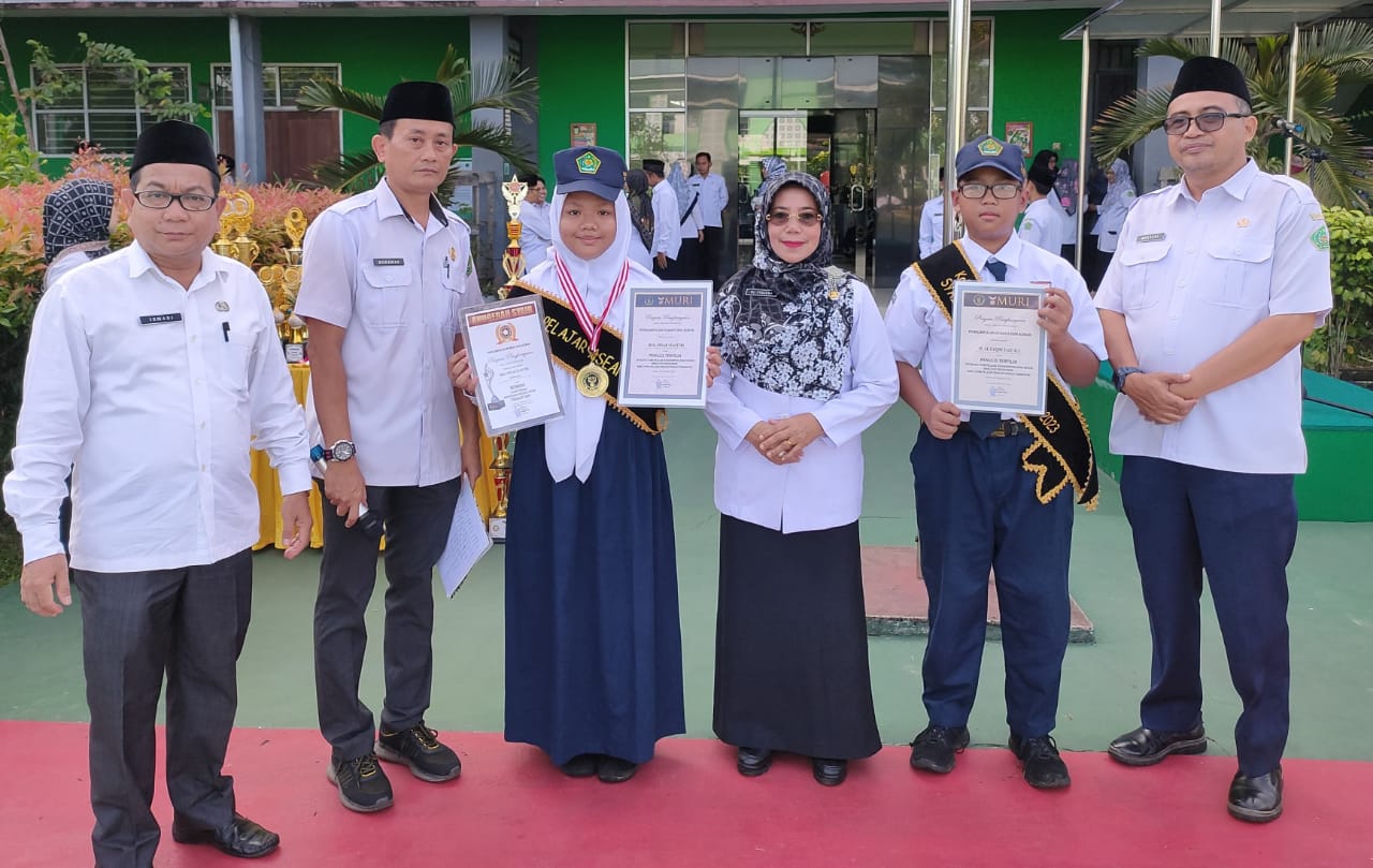 Merambah Sastra, Guru dan Siswa MTs.N 2 Pontianak Dapat Penghargaan MURI Merambah Sastra Guru Dan Siswa MTs.N 2 Pontianak Dapat Penghargaan MURI