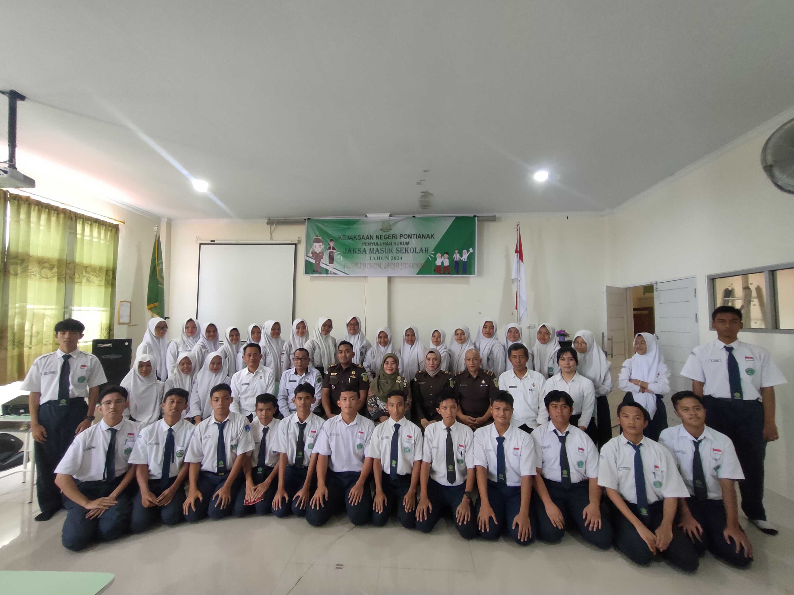 Antusias Siswa MTs.N 2 Pontianak Ikuti Jaksa Masuk Sekolah IMG20240205122348 Scaled