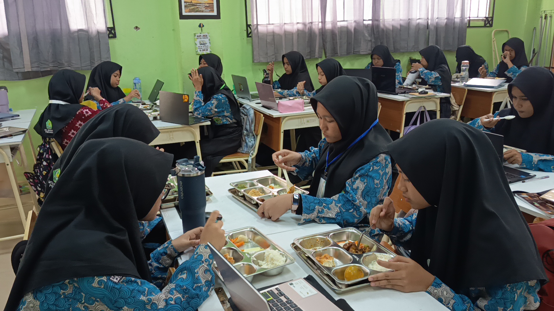 Hari Pertama Pelaksanaan Program Makan Bergizi Gratis Di MTs. Negeri 2 Pontianak 2