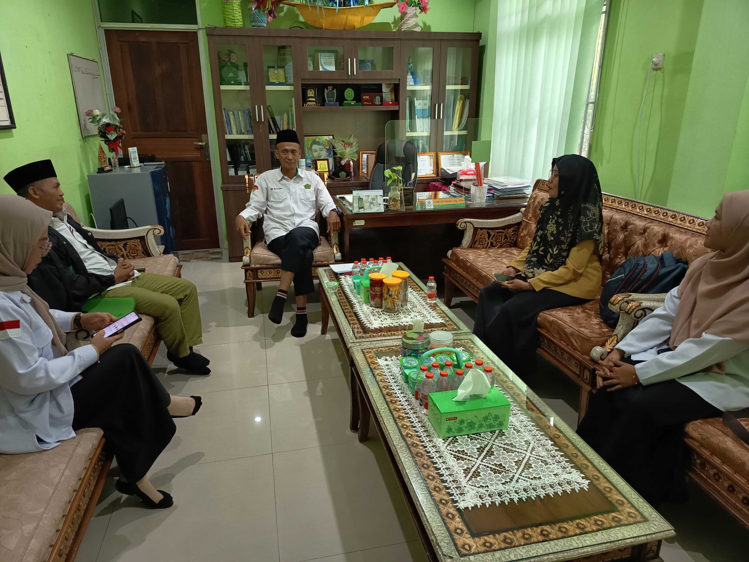 Kunjungan Pelaksana Dapur MBG: Tingkatkan Sinergi dengan MTs. Negeri 2 Pontianak Kunjungan Pelaksana Dapur MBG Scaled