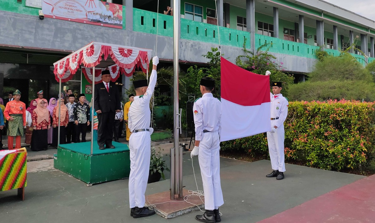 MTs.N 2 Pontianak Tuan Rumah Pelaksanaan Upacara Peringatan HUT Kemerdekaan Republik Indonesia Ke 80