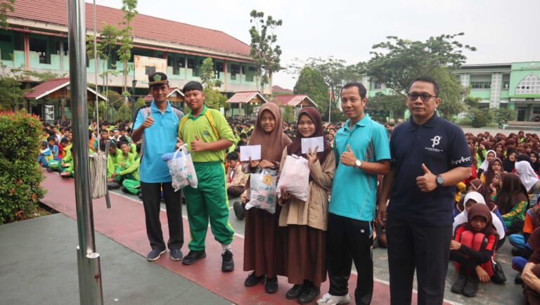 Penyerahan Bantuan oleh Badan Zakat dan Wakaf Kementerian Agama Kota Pontianak