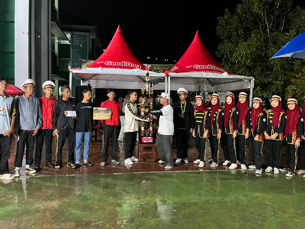 Juara Umum Di Lomba Bergengsi Paskibra MTs Negeri 2 Pontianak Borong Penghargaan 2