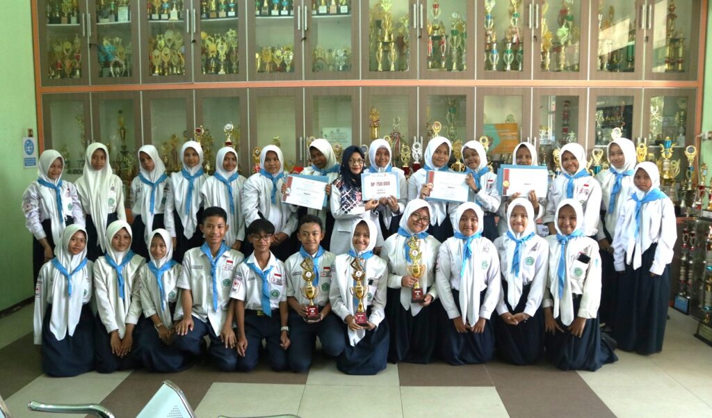 PMR Ibnu Sina MTs Negeri 2 Pontianak Raih Tiga Juara Sekaligus Di HUT PMI Ke 80 01 1024x601