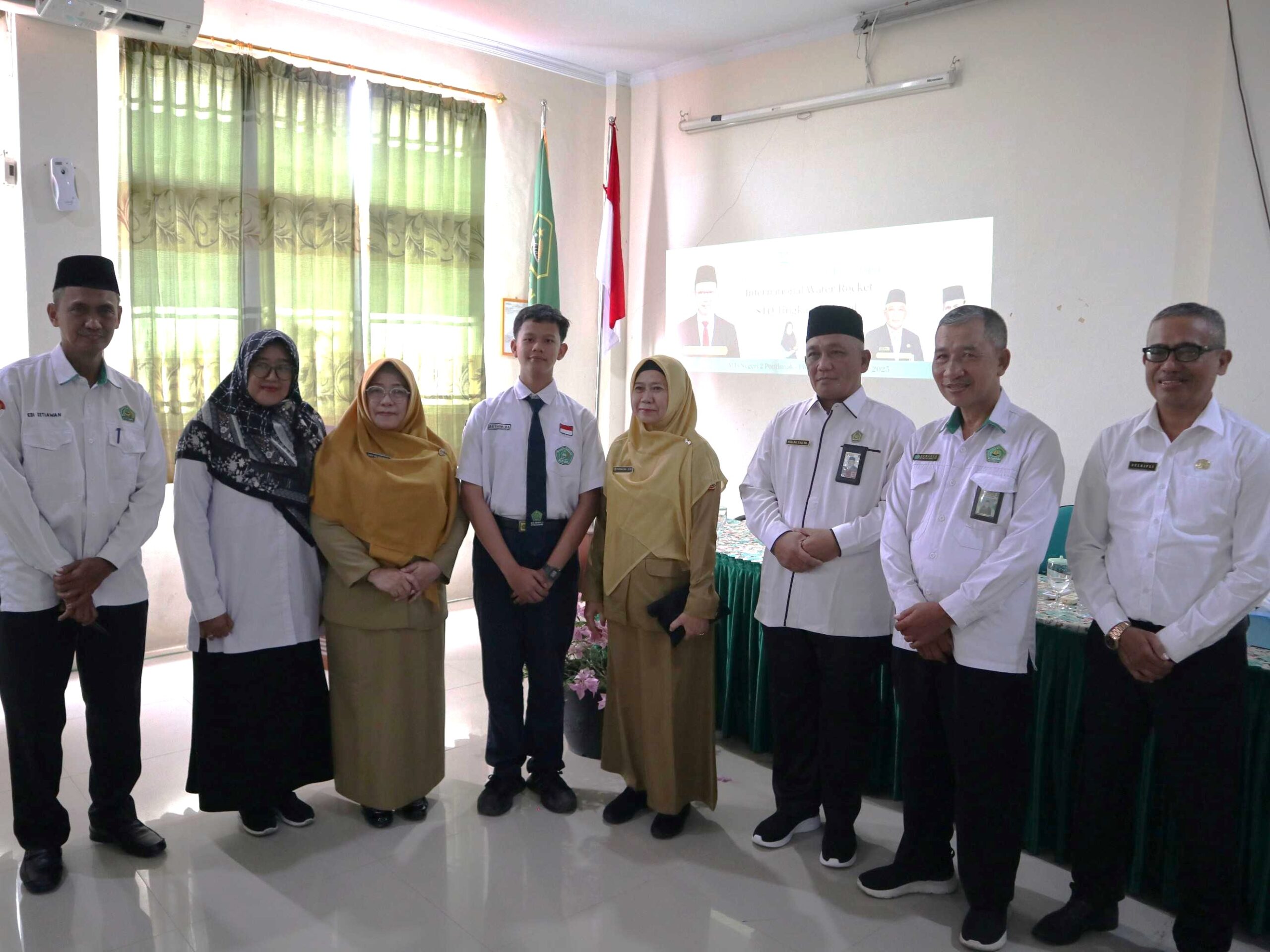 MTs Negeri 2 Pontianak Lepas Kontingen Roket Air Internasional Ke Kuala Lumpur Dan Duta STQ Nasional Ke Kendari Scaled