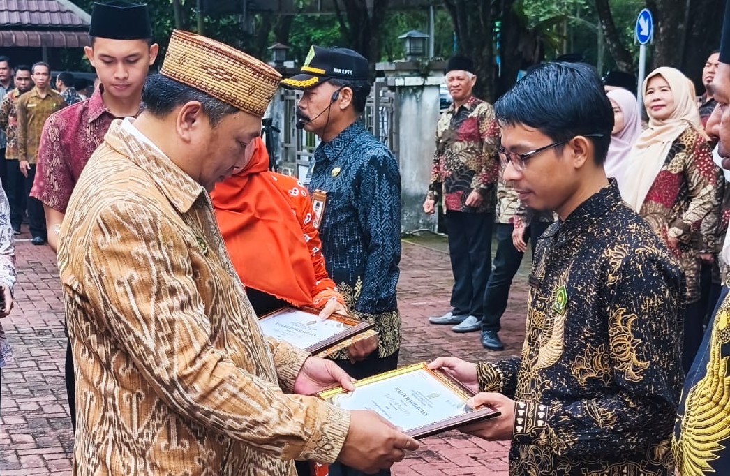 Fikri Imam Fadli Guru MTs Negeri 2 Pontianak Terima Penghargaan Anugerah Guru Pendidik Dan Tenaga Kependidikan Dari Kanwil Kemenag Kalbar Tahun 2025