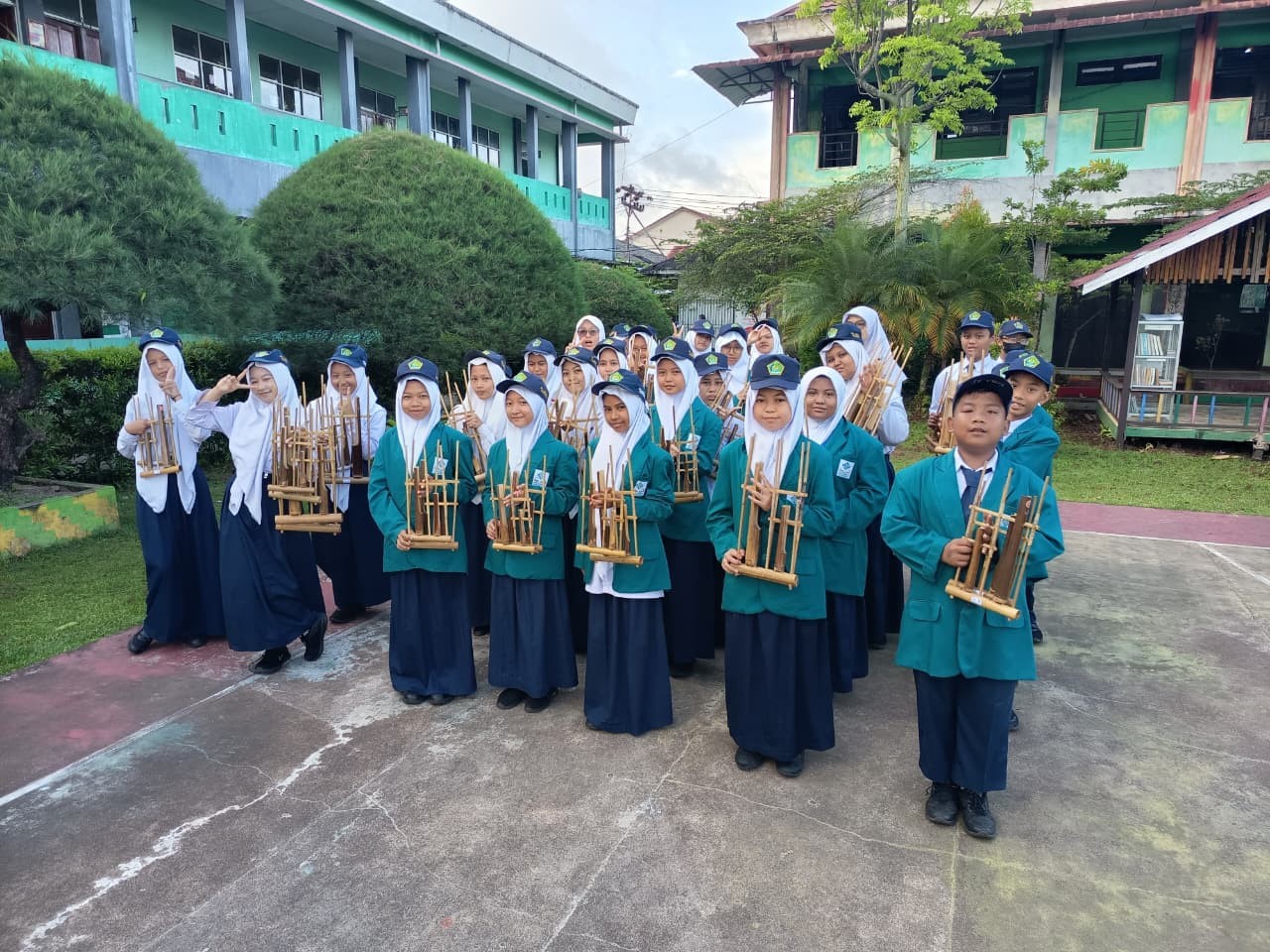 MTs.N 2 Pontianak Semarakkan Hari Angklung Nasional Dengan Penampilan Memukau