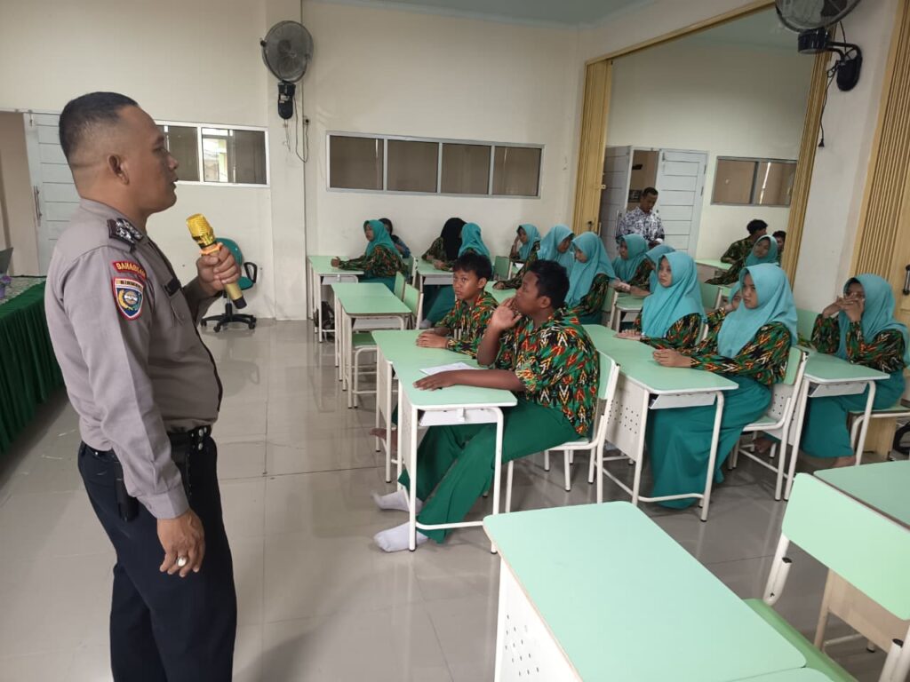 Sosialisasi SMA Kemala Taruna Bhayangkara Oleh Babinkamtibmas Kelurahan Sungai Bangkong Pontianak Kota 20 November 2025 1024x768