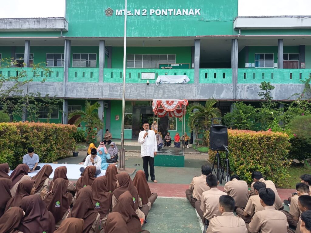 Tausiyah Jumat Pagi: Menanamkan Nilai Shalat Sejak Dini di MTsN 2 Pontianak WhatsApp Image 2025 11 07 At 07.44.28 1 1024x768