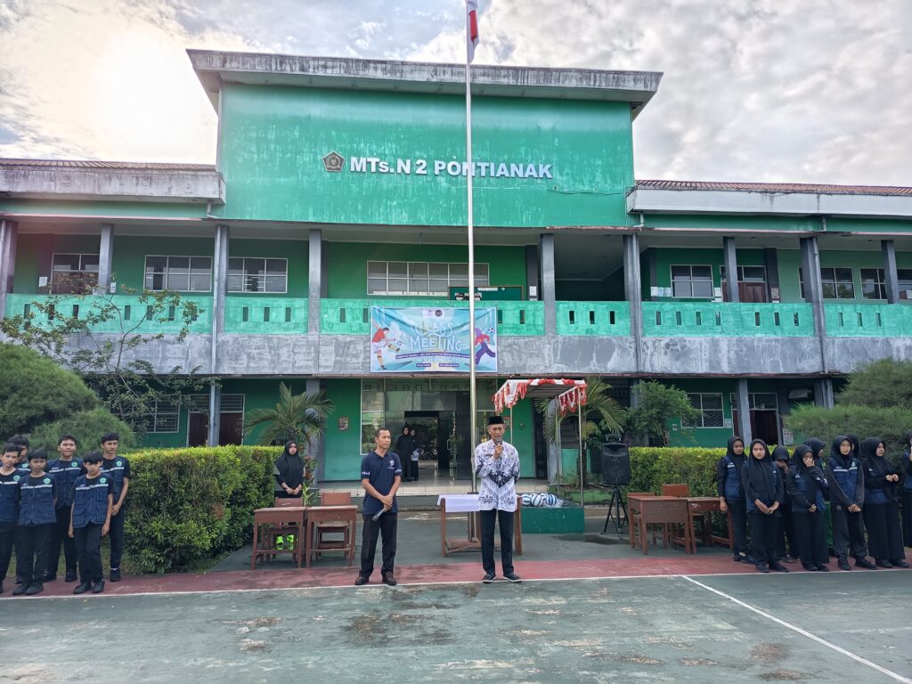 Semarak Class Meeting MTsN 2 Pontianak Dimulai Kepala Madrasah Tendang Bola Sebagai Tanda Pembukaan Resmi 2 1024x768