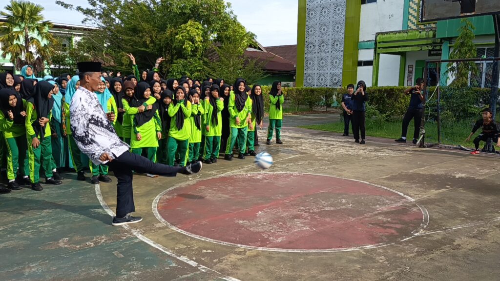 Semarak Class Meeting MTsN 2 Pontianak Dimulai Kepala Madrasah Tendang Bola Sebagai Tanda Pembukaan Resmi 3 1024x576